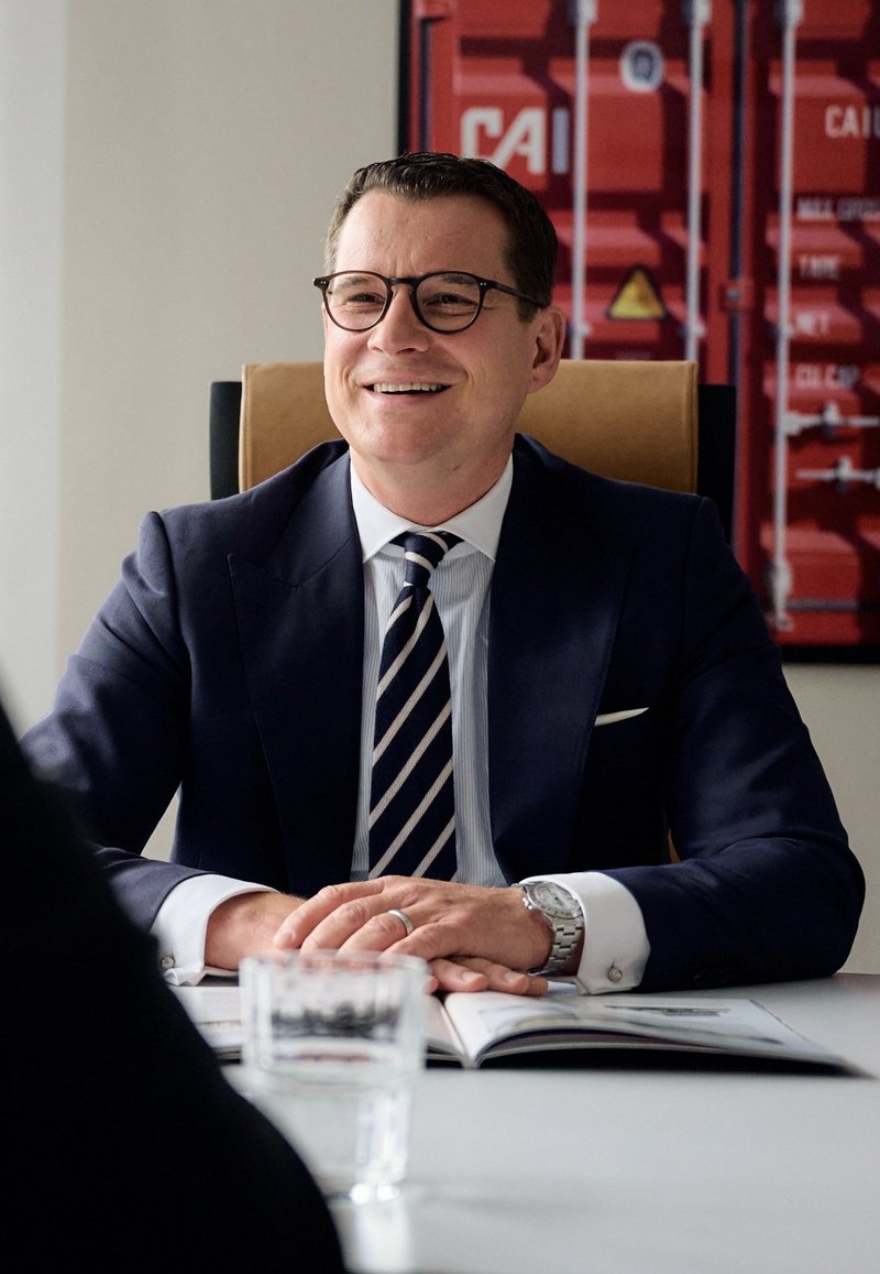 Dr. Malte Köster Porträt am Schreibtisch