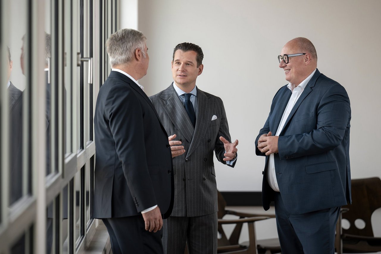 Mark Kampfenkel, Dr. Malte Köster und Sven Hemmerle im Austausch