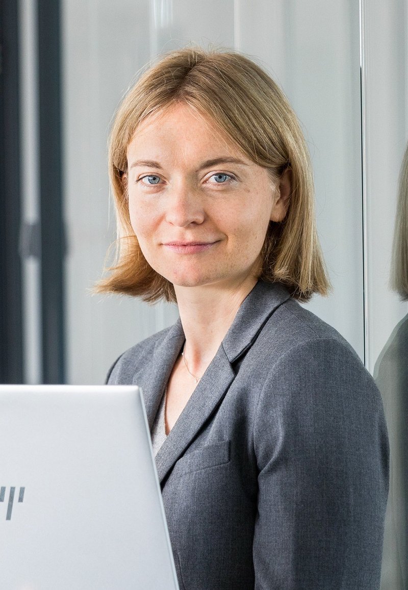 Notarin Annika Schulenberg am Laptop