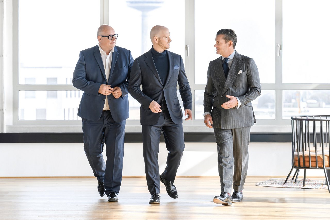 Sven Hemmerle, Hans-Joachim Berner und Malte Köster laufen nebeneinander