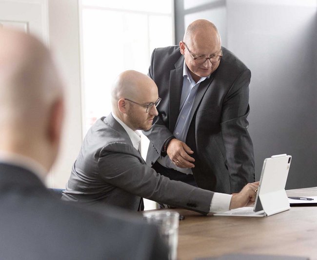 Dr. Hans-Joachim Berner und Sven Hemmerle im konzentrierten Gespraech im Konferenzraum