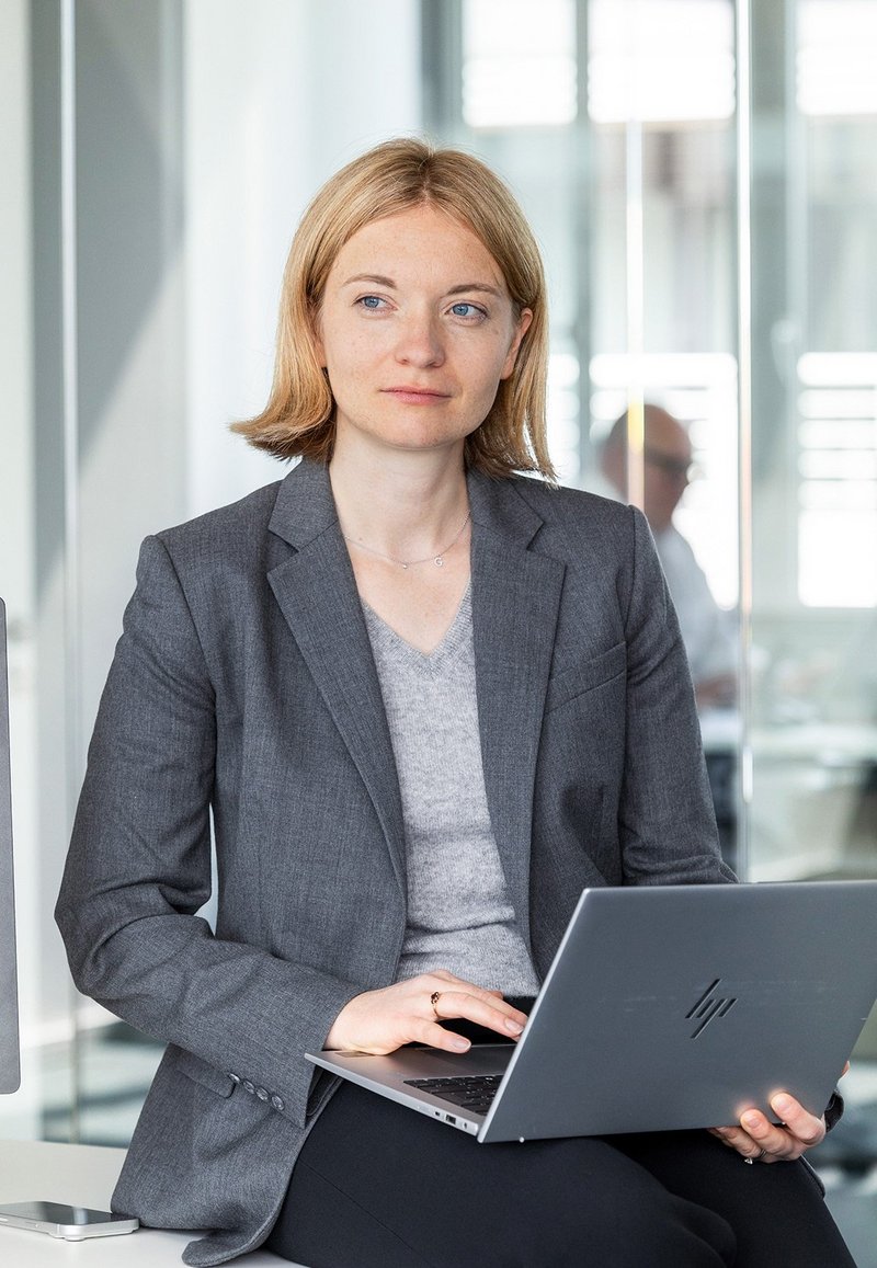 Notarin Annika Schulenberg am Laptop