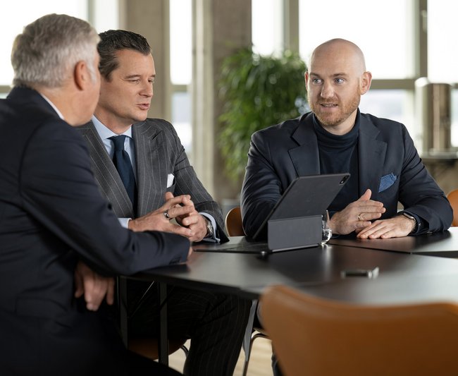 Die Kanzleipartner im Gespräch am Besprechungstisch