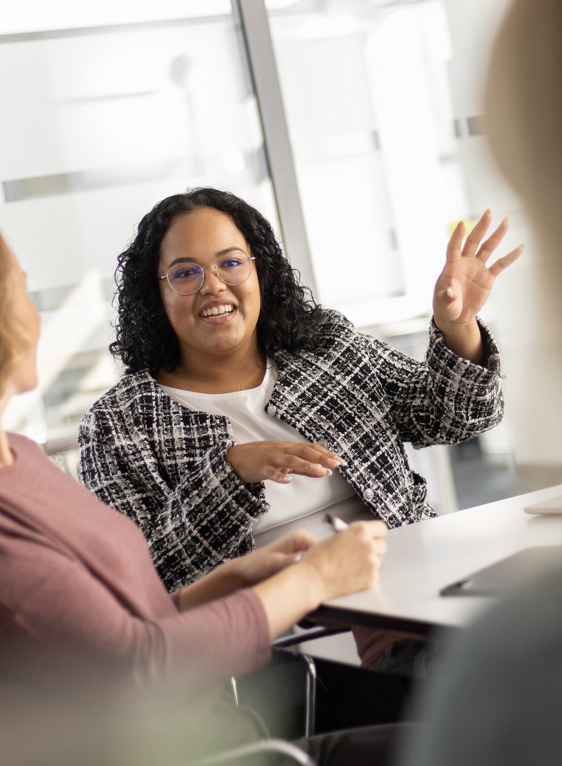 Mitarbeitende im Austausch am Besprechungstisch