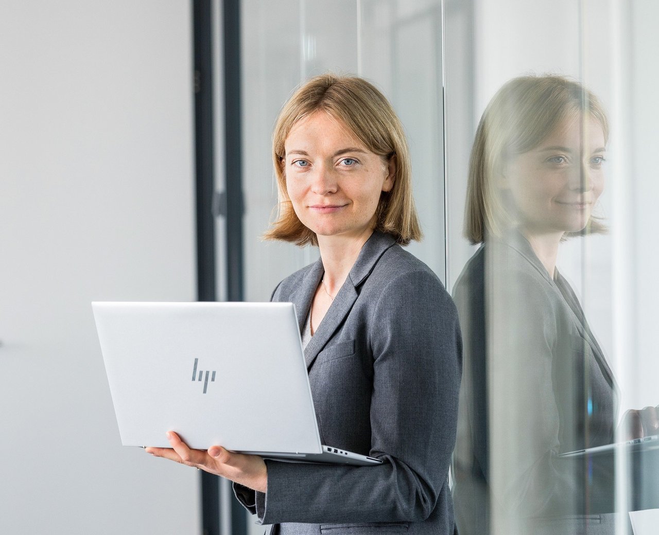 Notarin Annika Schulenberg am Laptop