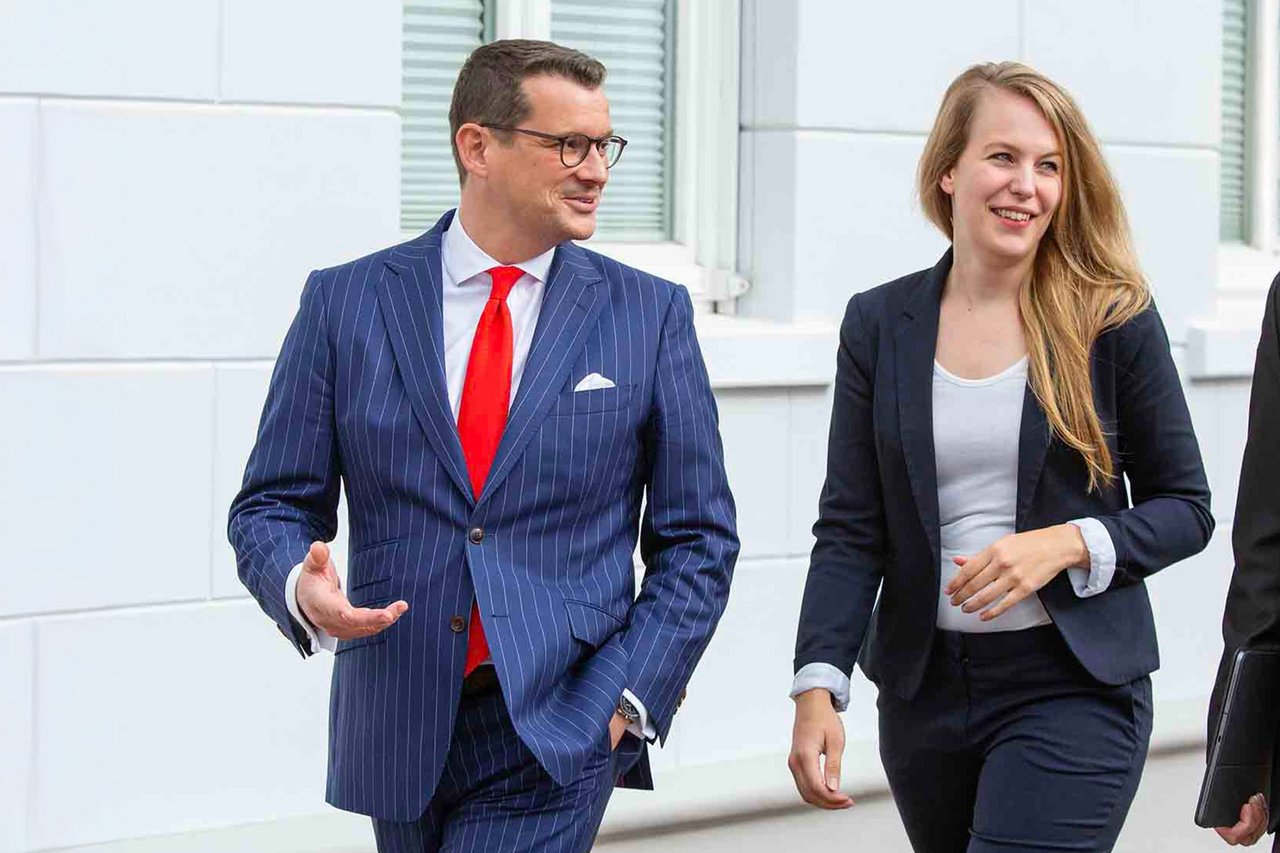 Dr. Malte Koester und Sabrina Beeneken im lockeren Austausch mit Kollegen vor Kanzlei