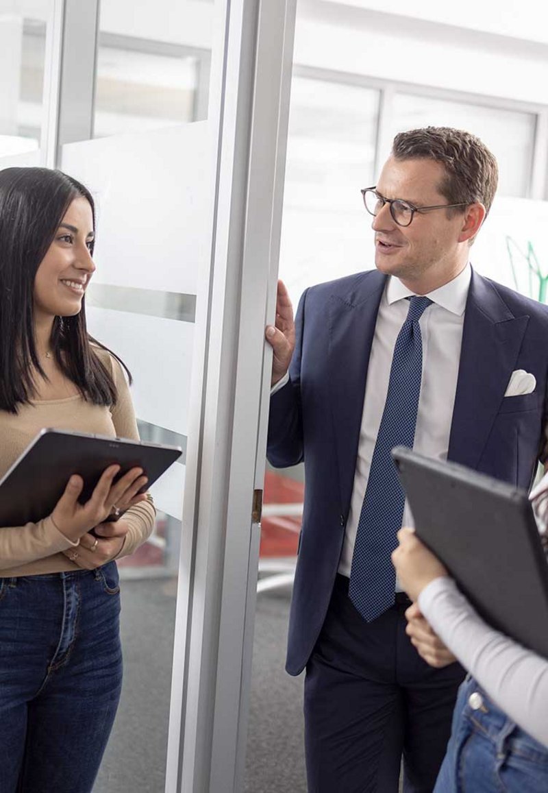 Dr. Malte Köster im Gespräch mit einer der Auszubildenden von KÖSTERBERNER